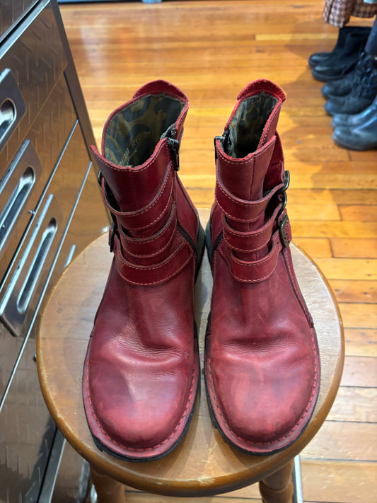 size 39 red leather Fly London booties