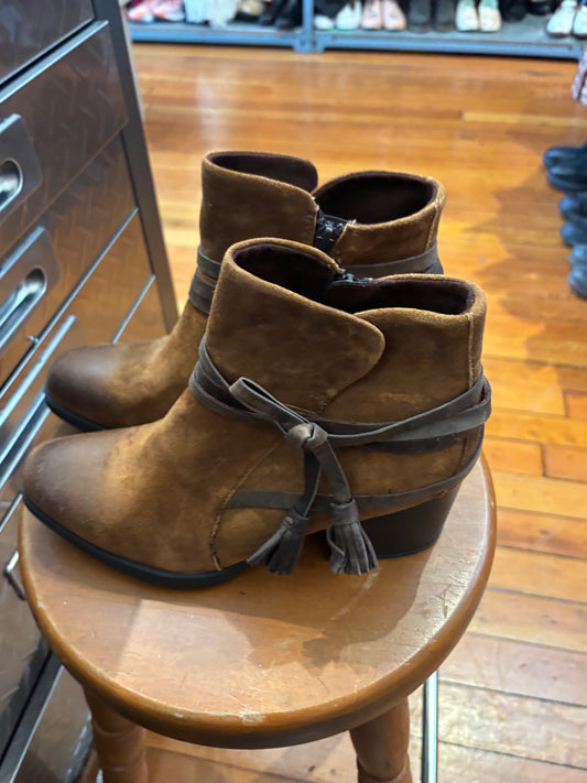 size 8.5 brown suede boc booties
