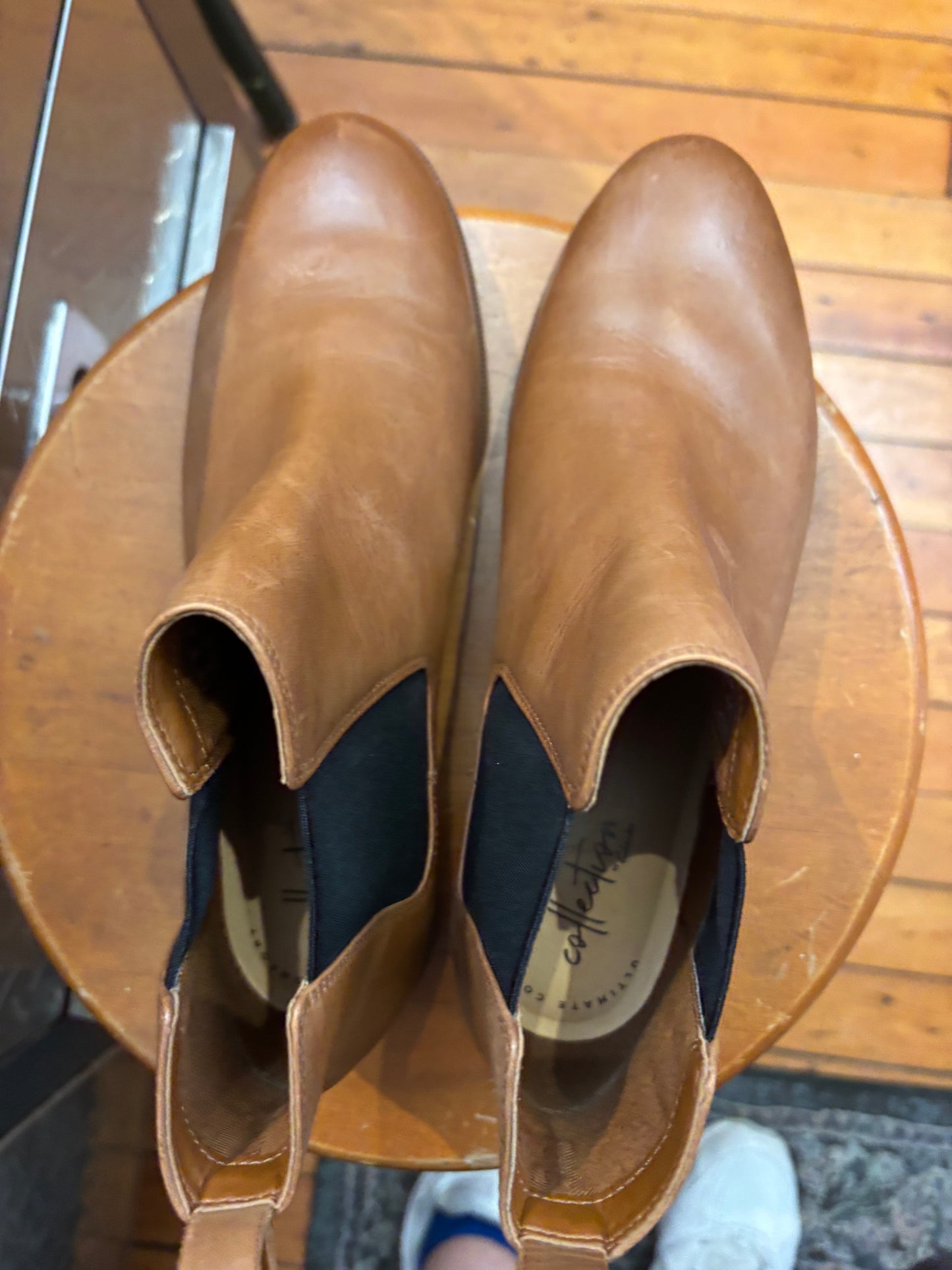 size 8.5W light brown Clarks booties