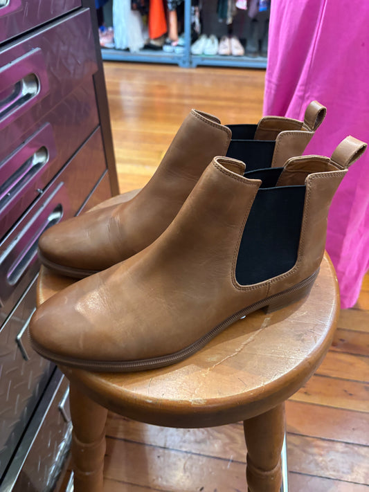 size 8.5W light brown Clarks booties