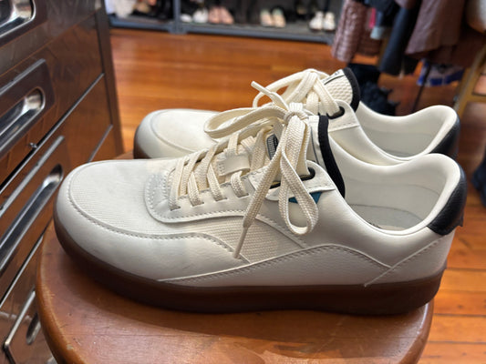 size 9W cream Vessis courtside shoes