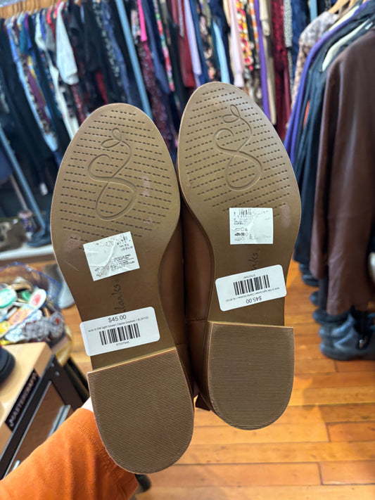 size 8.5W light brown Clarks booties