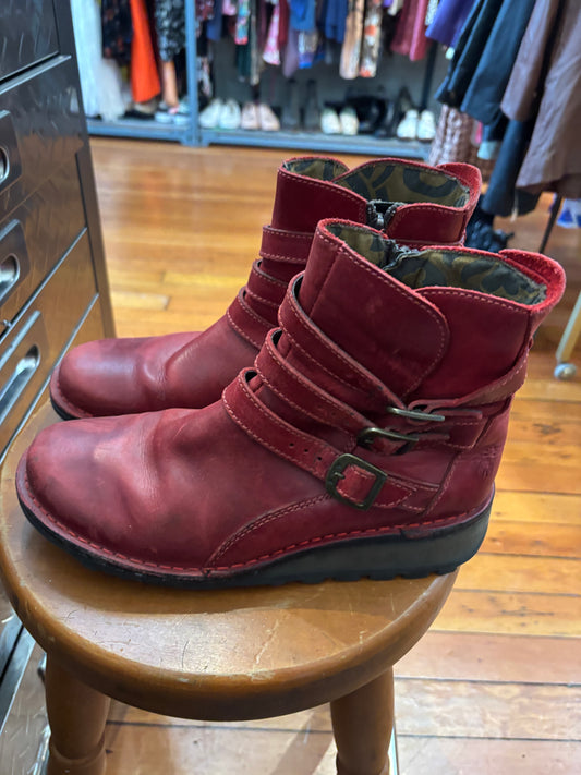 size 39 red leather Fly London booties