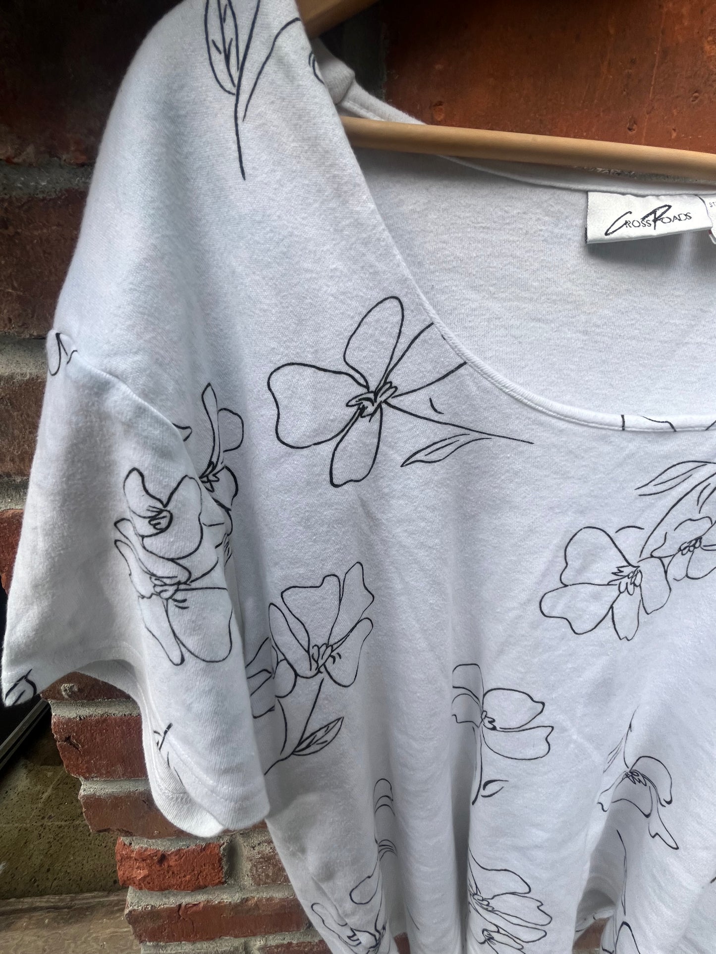Size 3X White floral pattern Vintage Cross Roads Tee