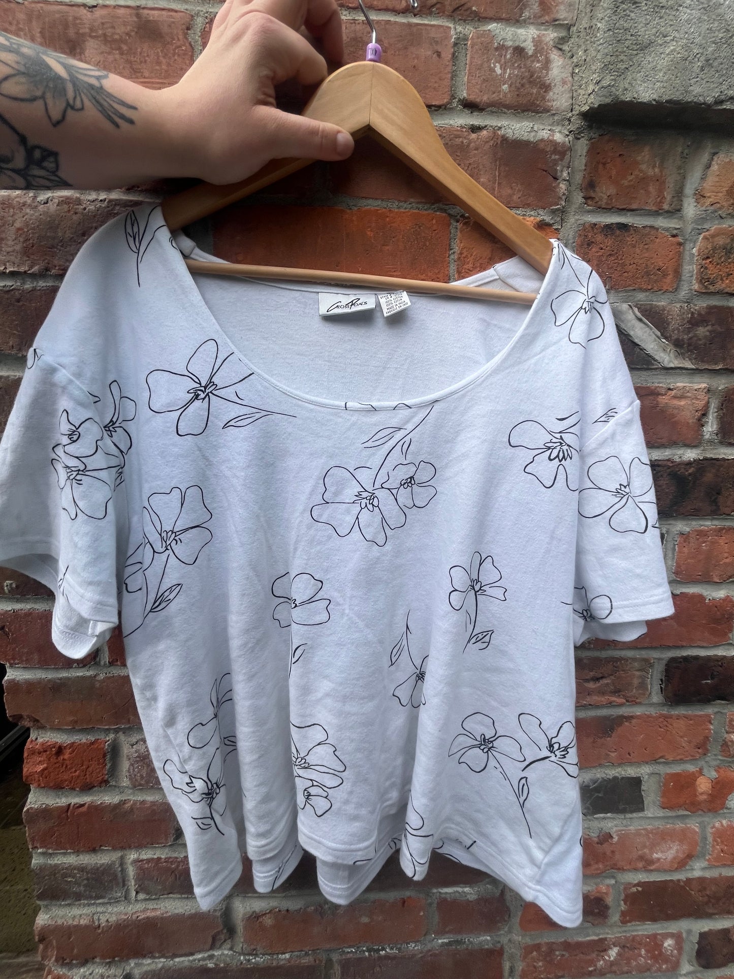 Size 3X White floral pattern Vintage Cross Roads Tee