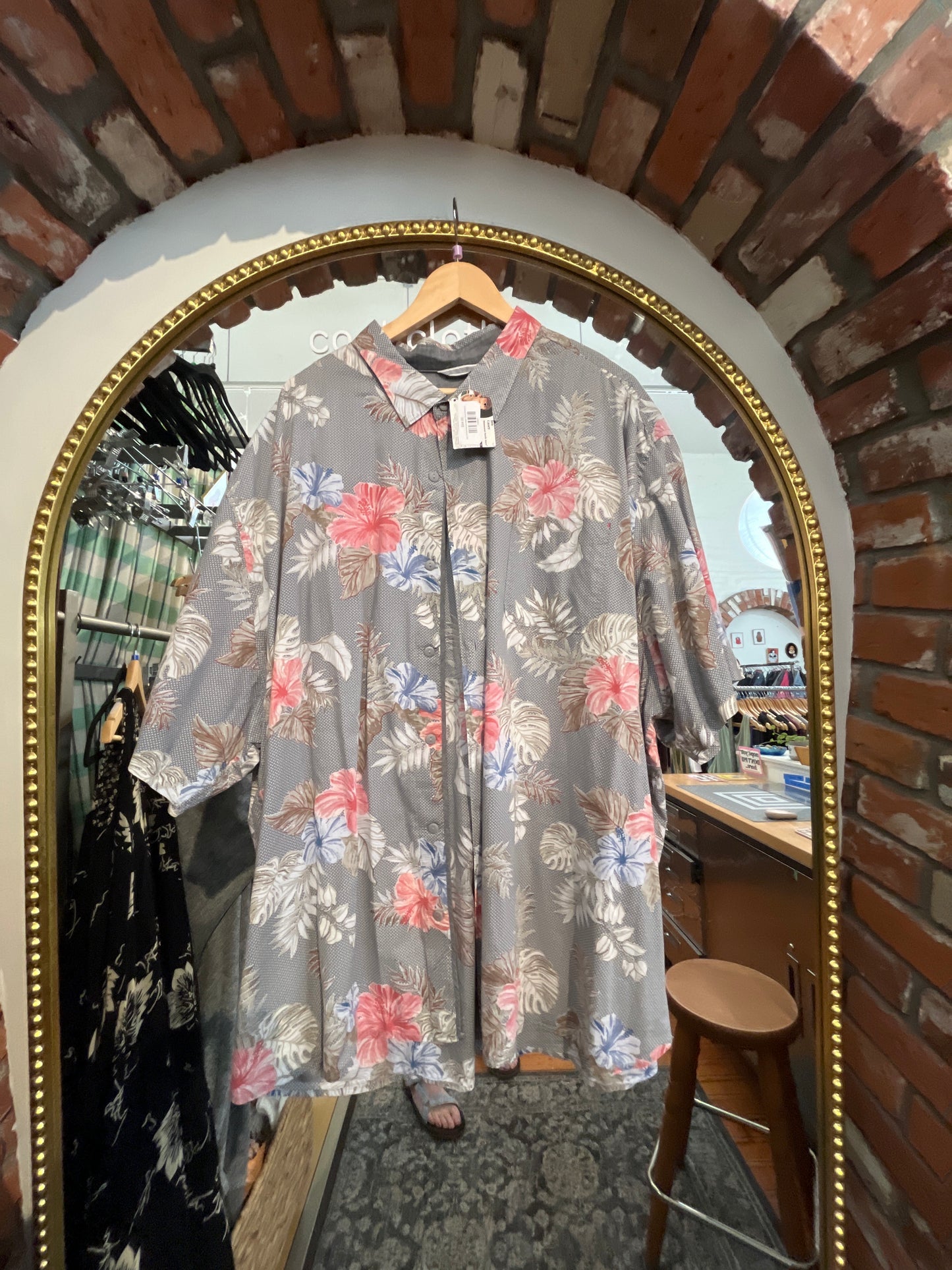 size 4XB black with pink flowers Tommy Bahama top - short sleeve button up
