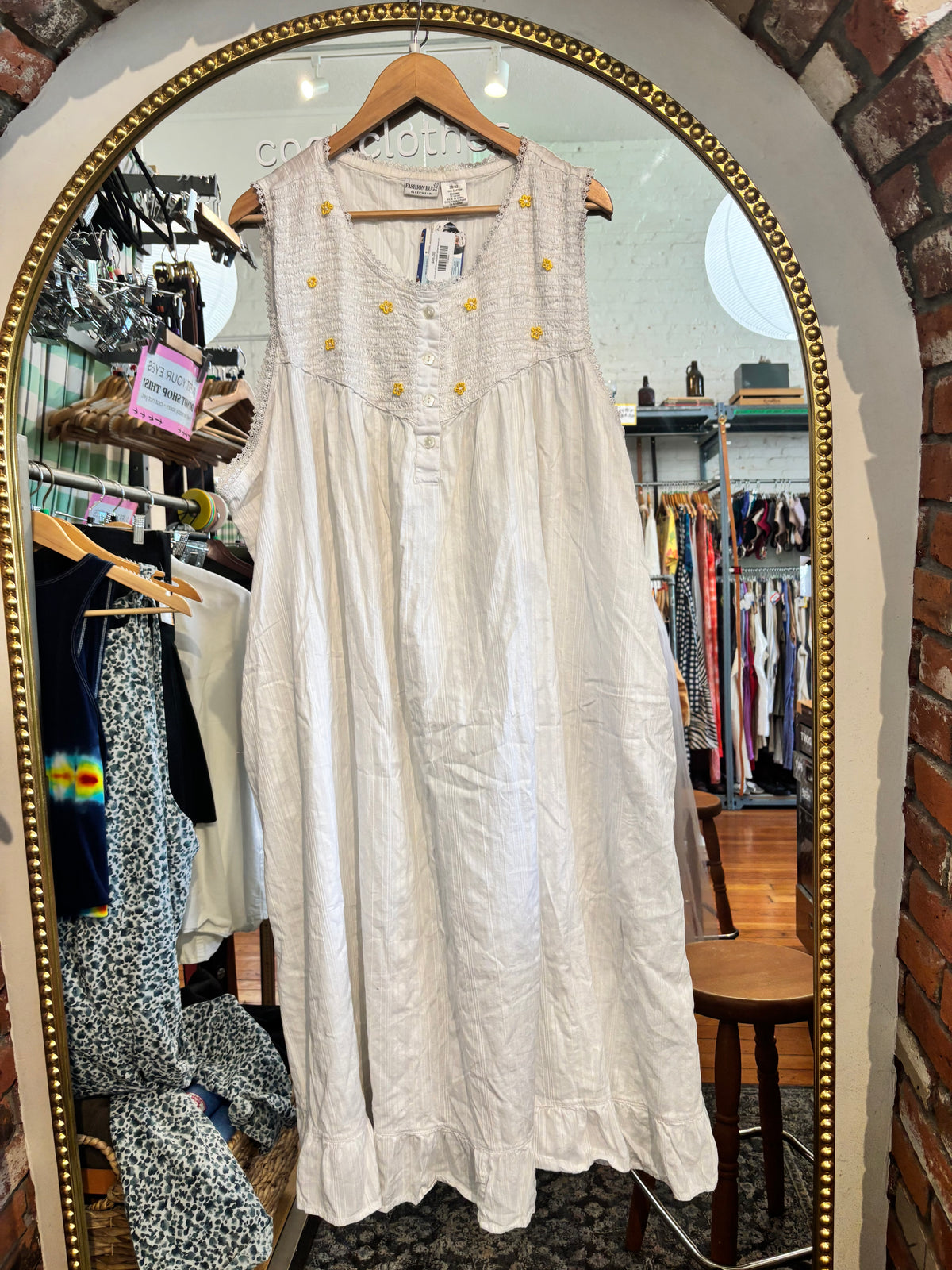 AS IS size 30/32 white cotton yellow flowers VINTAGE Fashion Bug dress - sleep