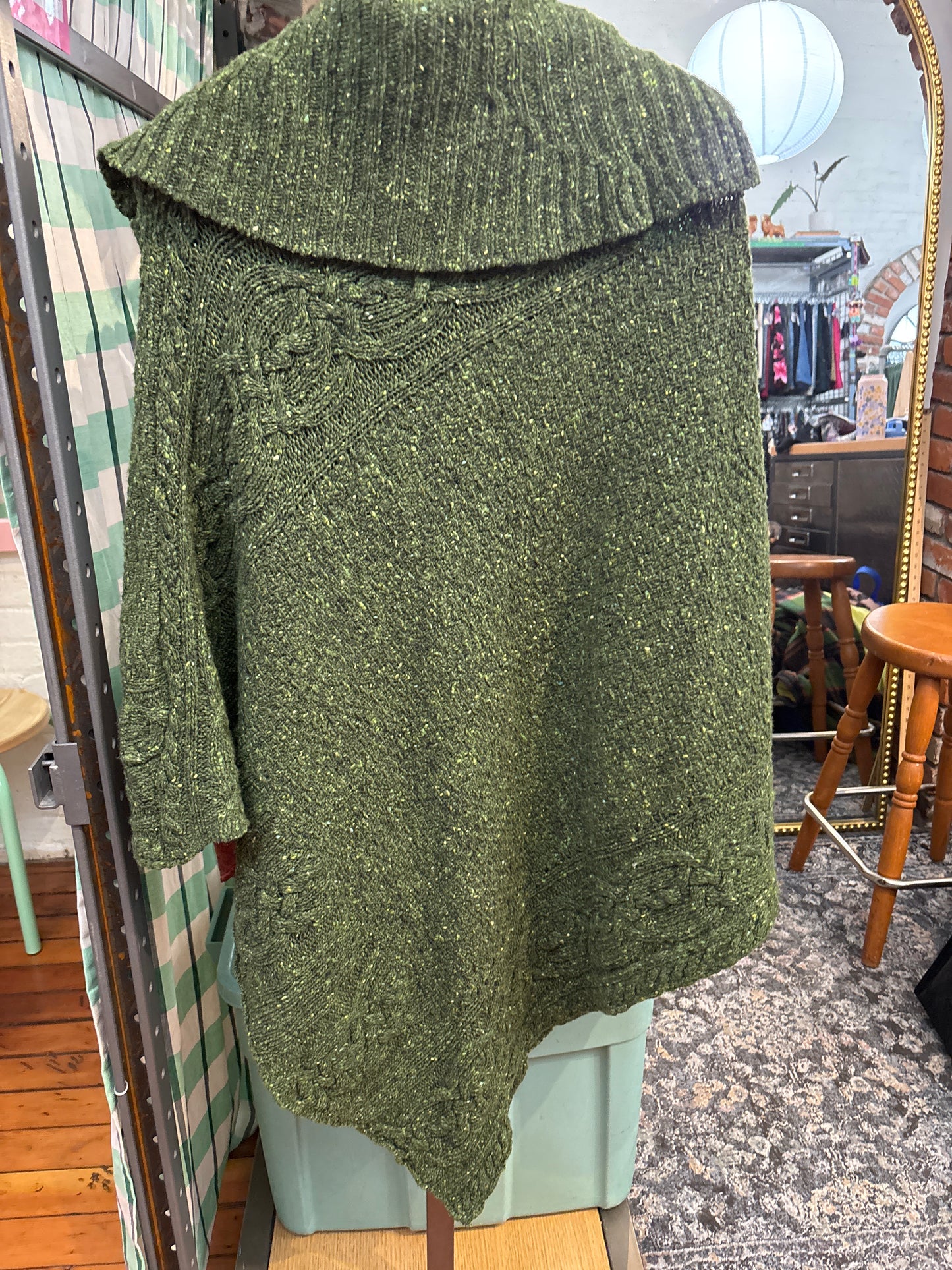 size L/XL - flex green merino wool VINTAGE Irelands Eye sweater shawl poncho