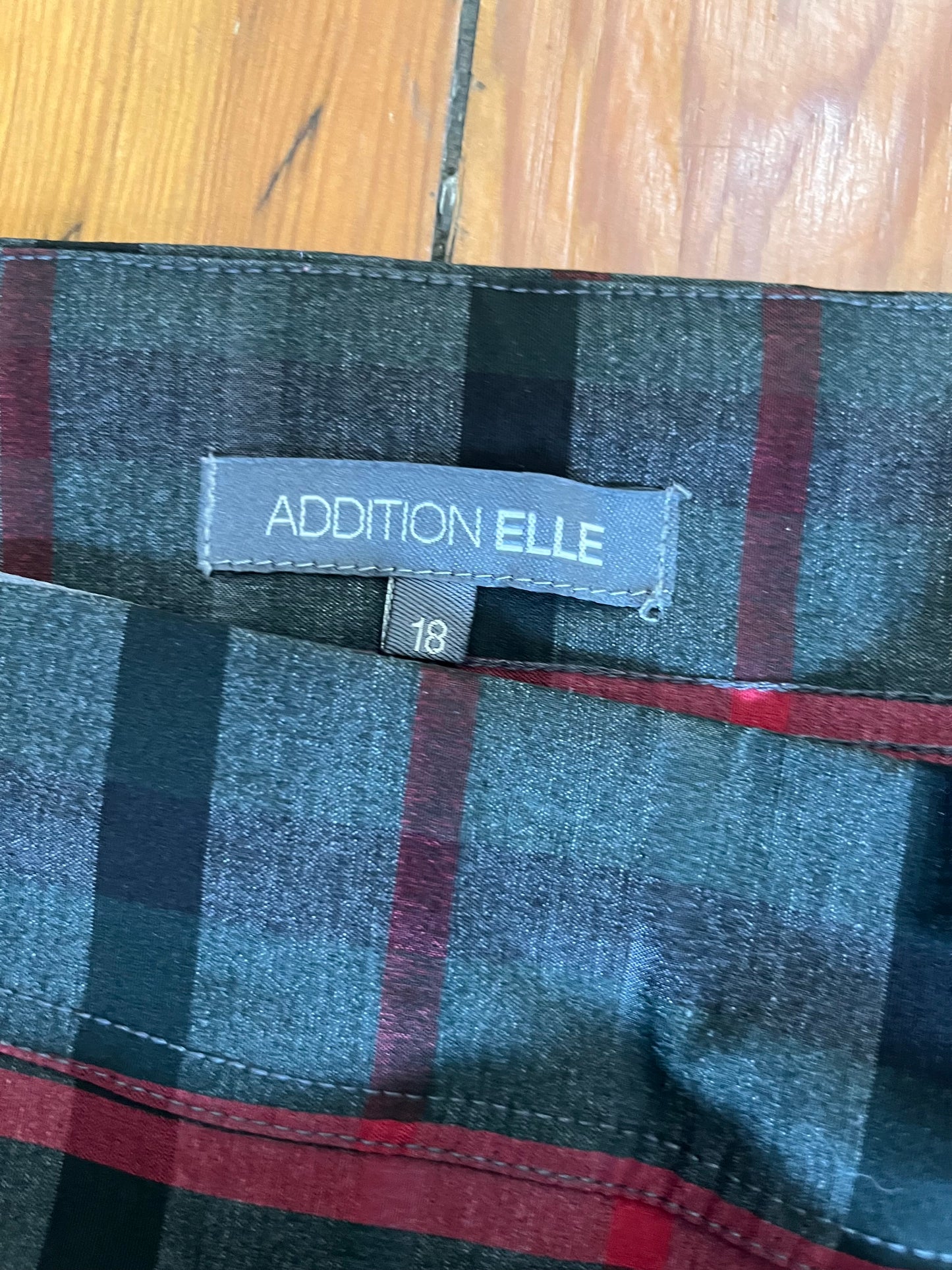 size 18 grey burgundy plaid VINTAGE Addition Elle skirt - tight