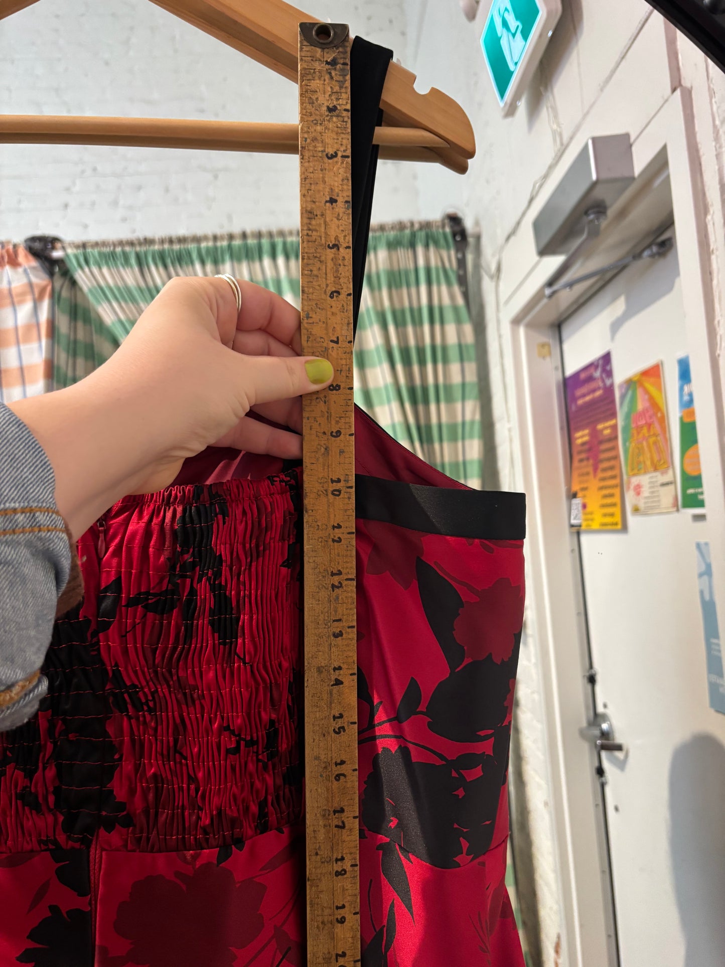 size 18 red and black satin R&K woman dress - cocktail