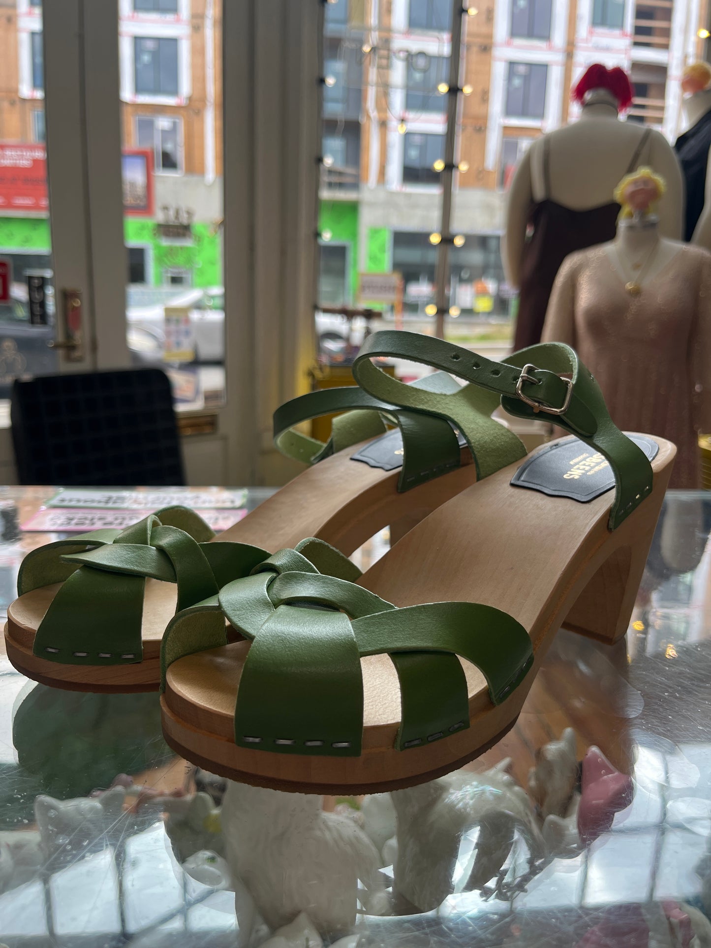 size 38 green leather Hasbeens shoes - clogs