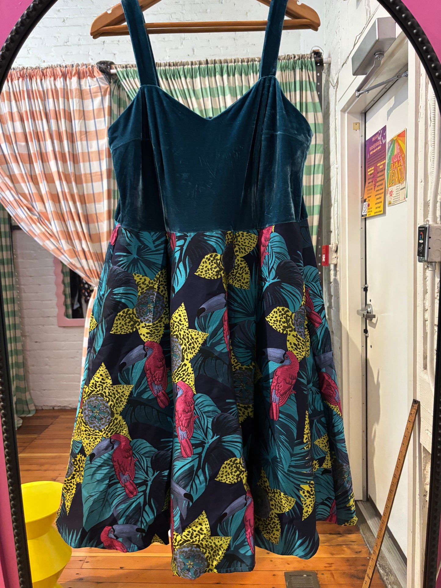 size 14 teal parrot cheetah velvet Collectif vintage dress - midi