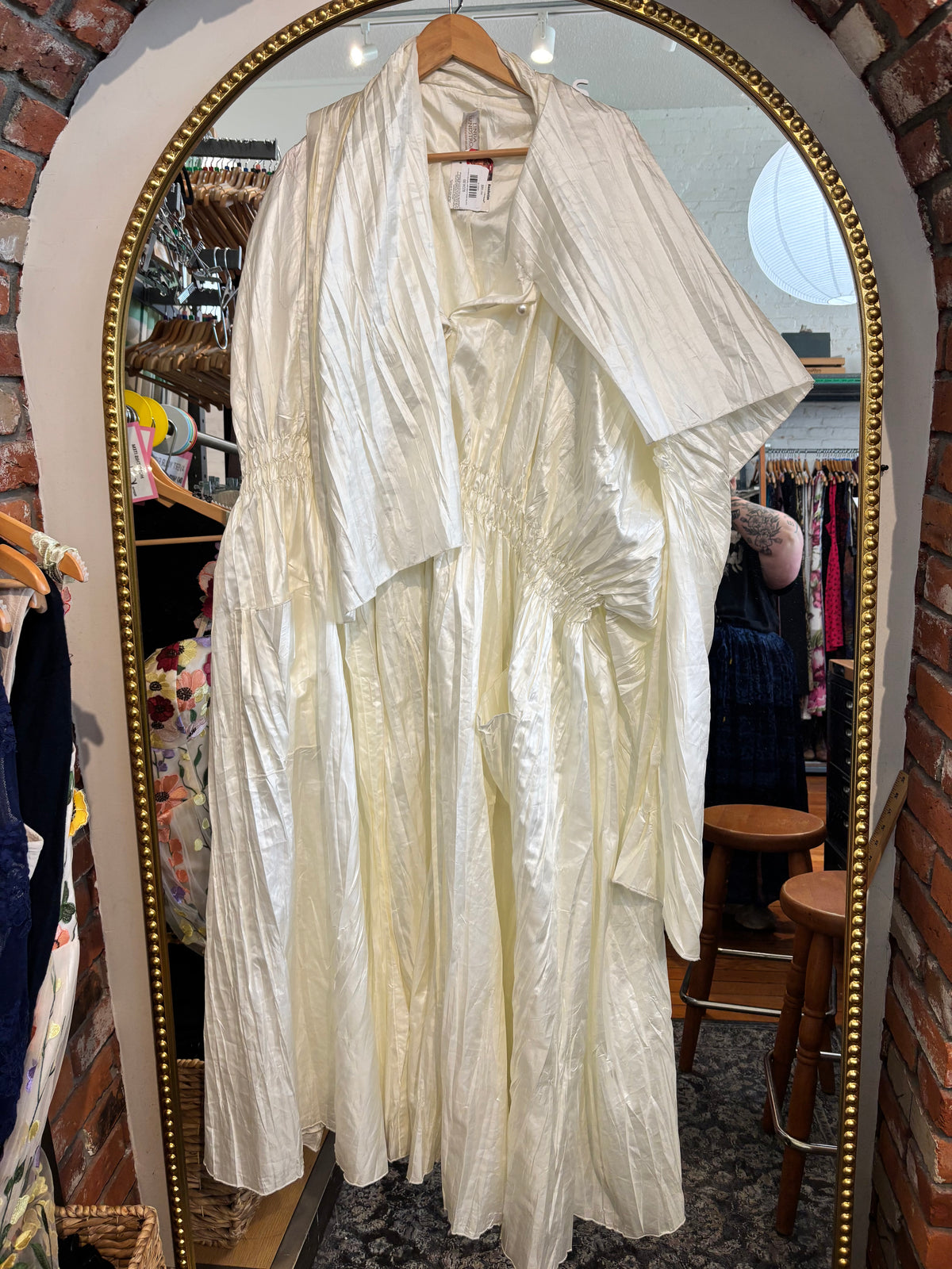 size flex white crinkle satin VINTAGE Linda Lundstrom jacket - drama