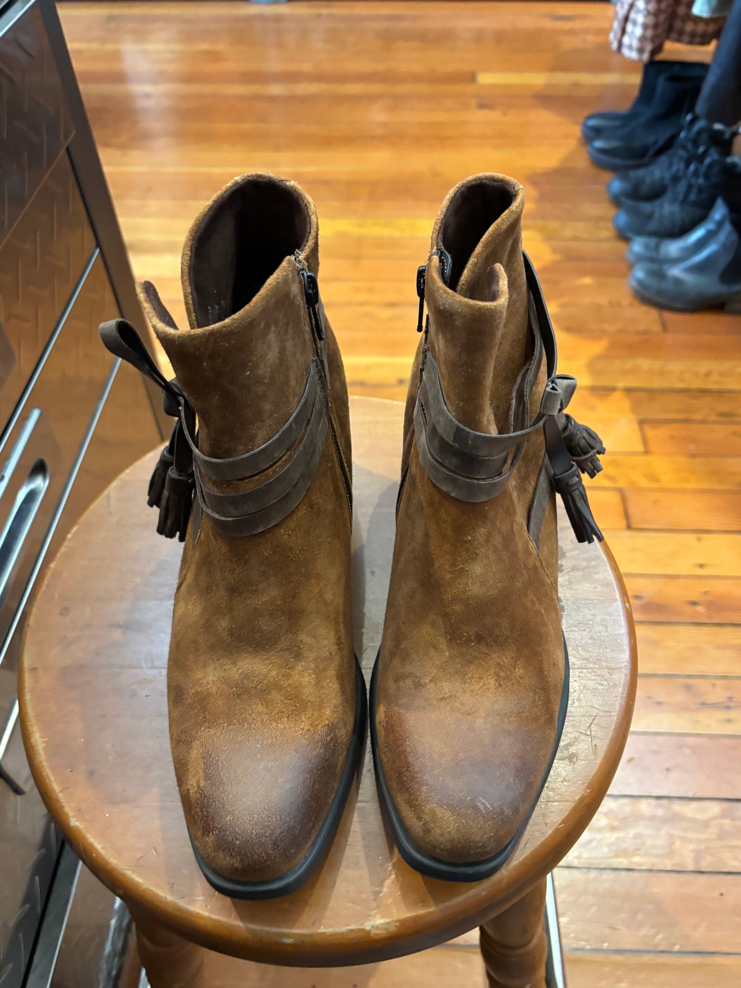 size 8.5 brown suede boc booties