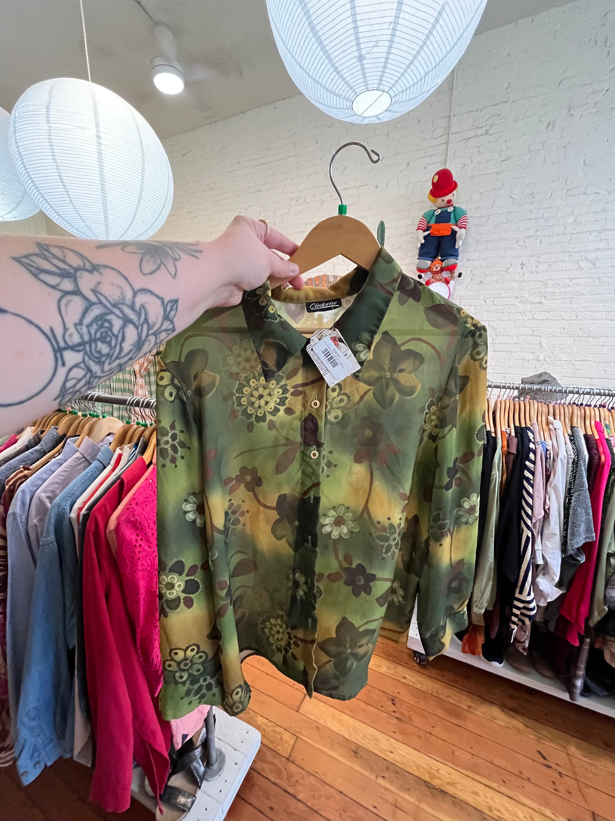 size XL green w/ flowers VINTAGE Clockwise top - button up