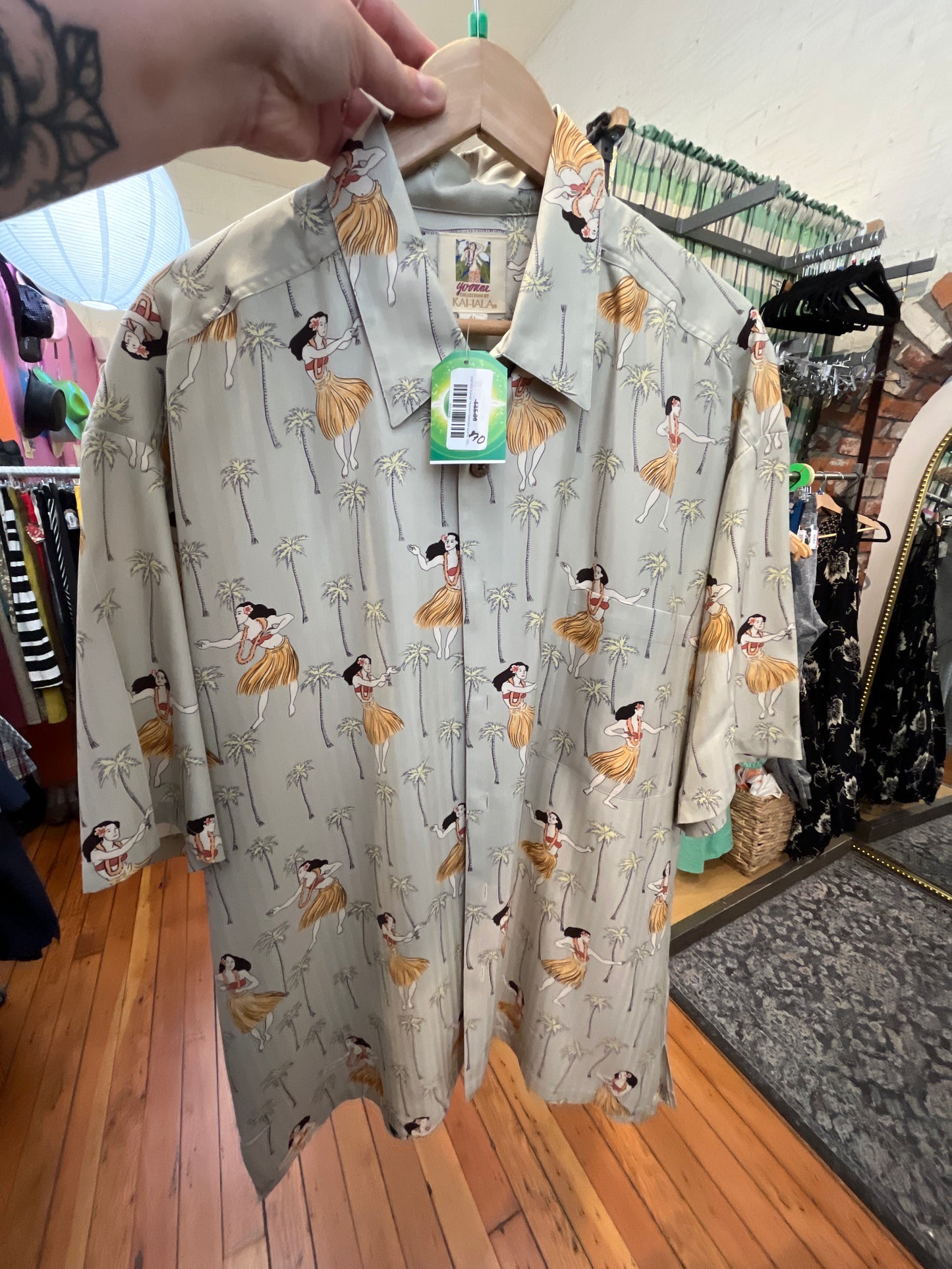 VINTAGE Kahala Yvonne Collection size XL 100% silk shirt