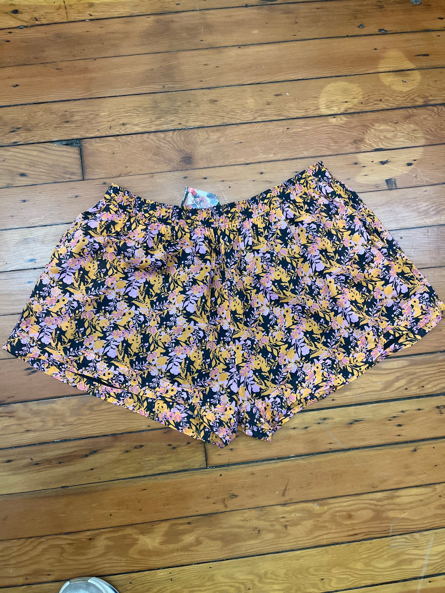 size 2XL black orange pink  Wray shorts