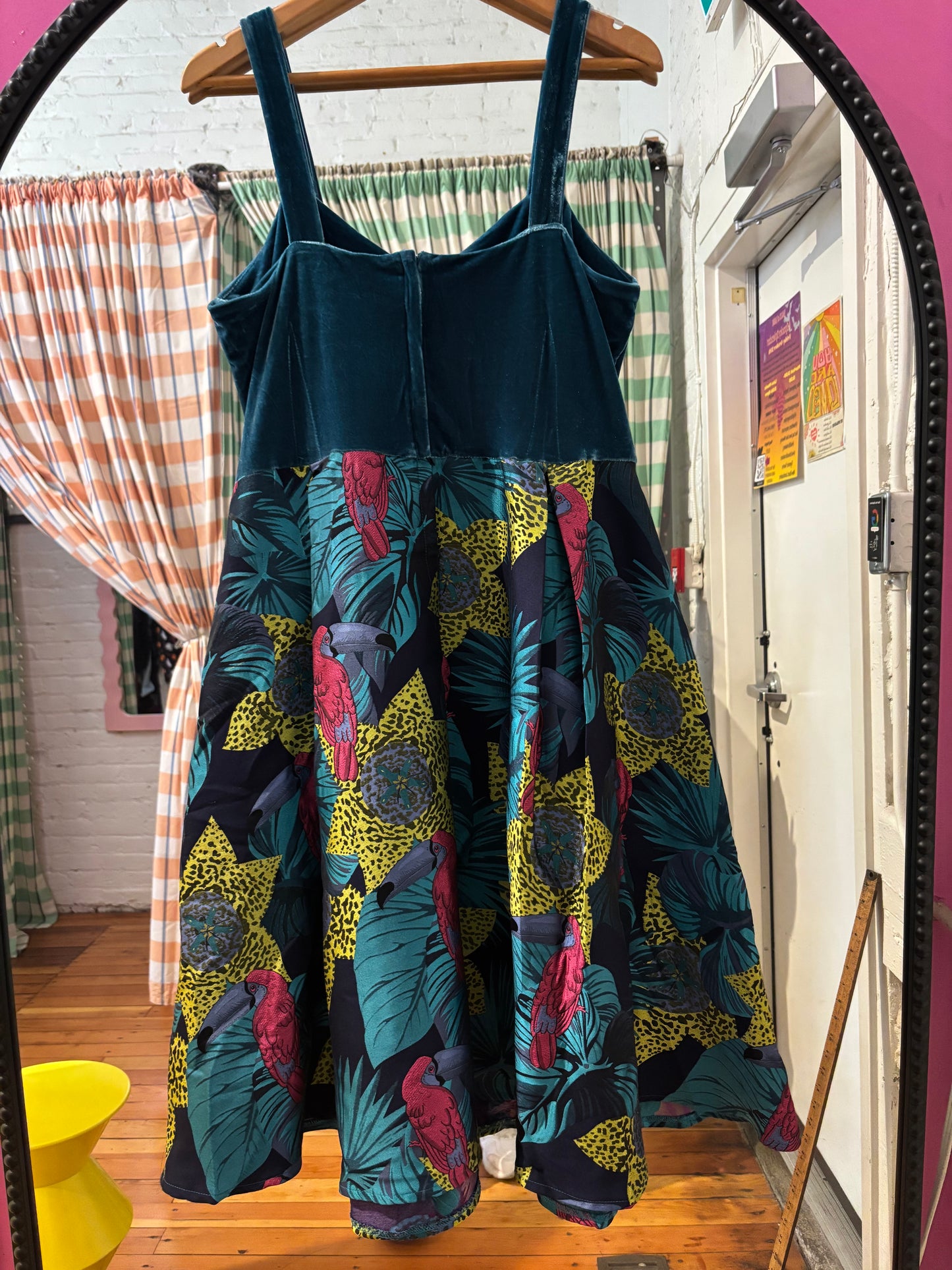 size 14 teal parrot cheetah velvet Collectif vintage dress - midi