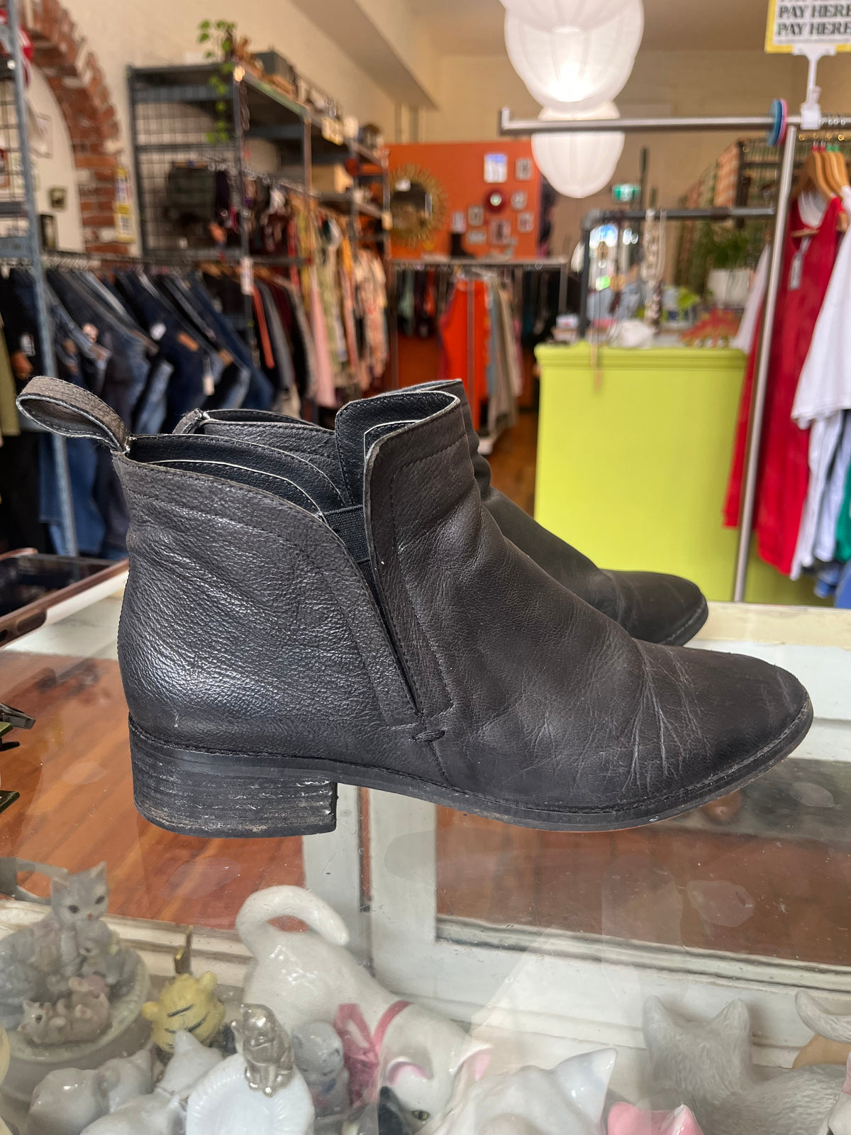size 8.5B black LEATHER Dolce Vita booties