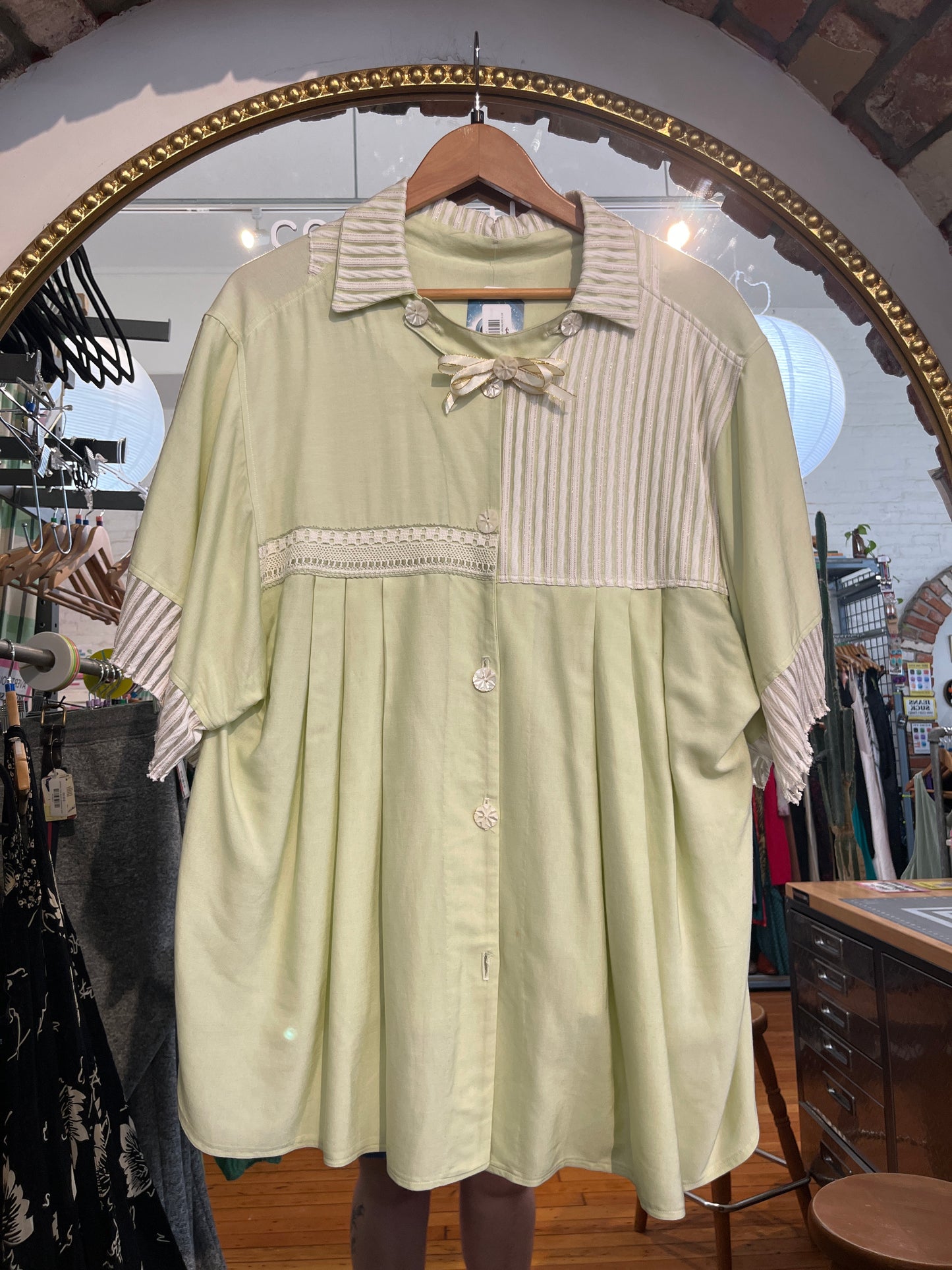 AS IS size flex light lime green fancy buttons VINTAGE top - boxy