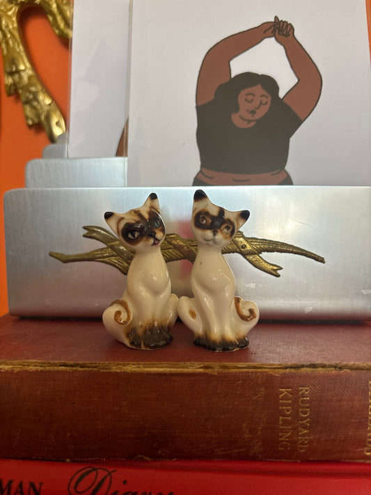 Porcelain puss salt and pepper shaker