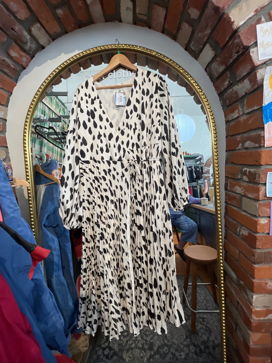 size XL cream black pleated H&M dress - wrap