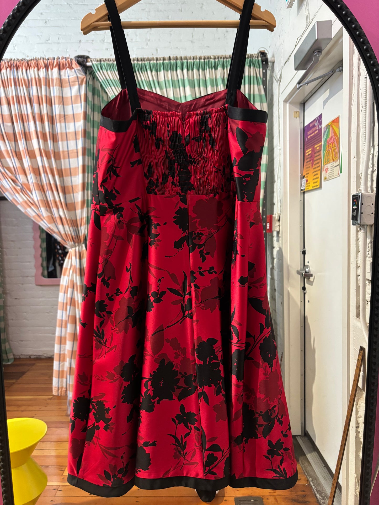size 18 red and black satin R&K woman dress - cocktail