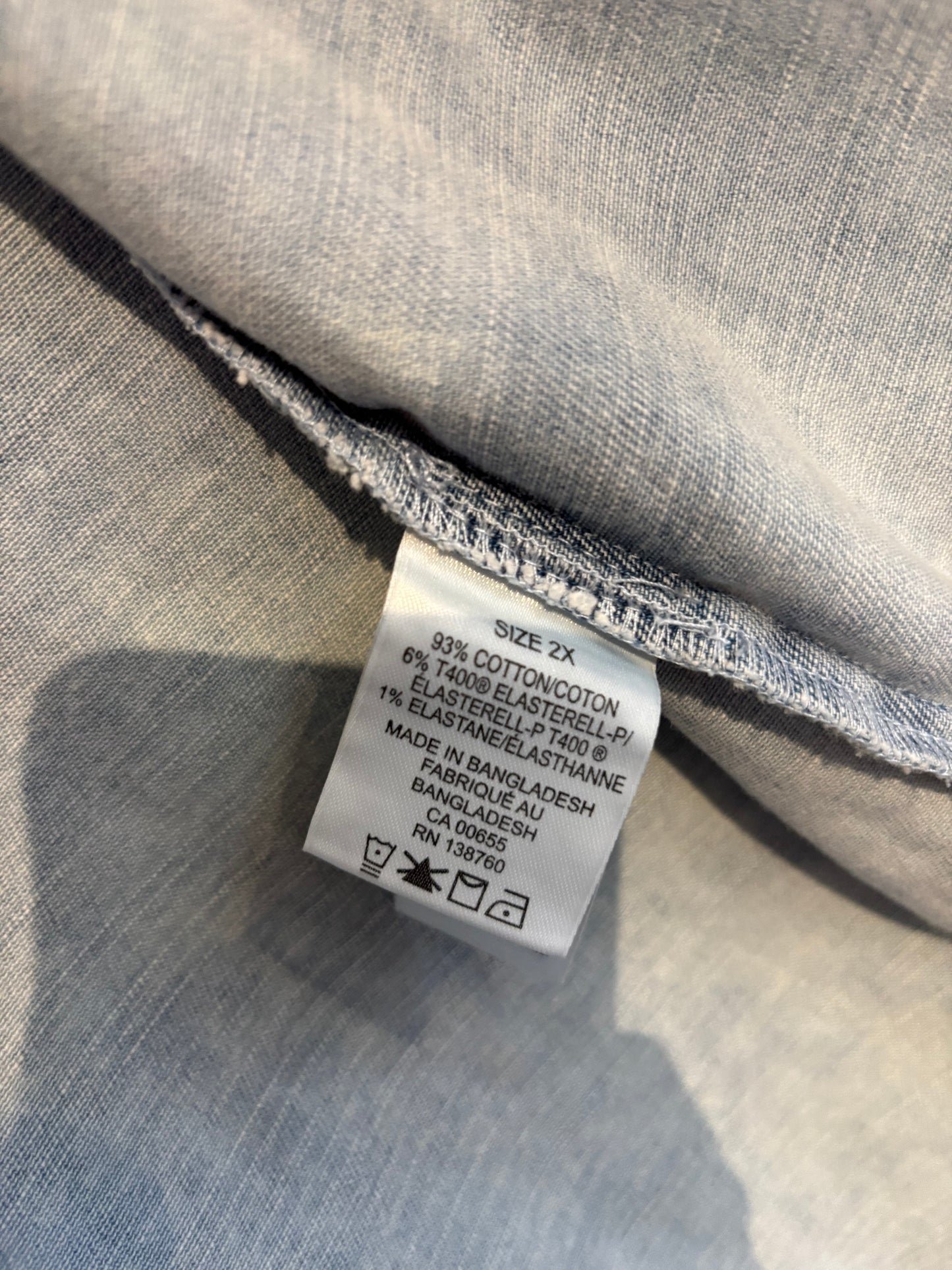 size 2X ligh wash D/C vest - button up