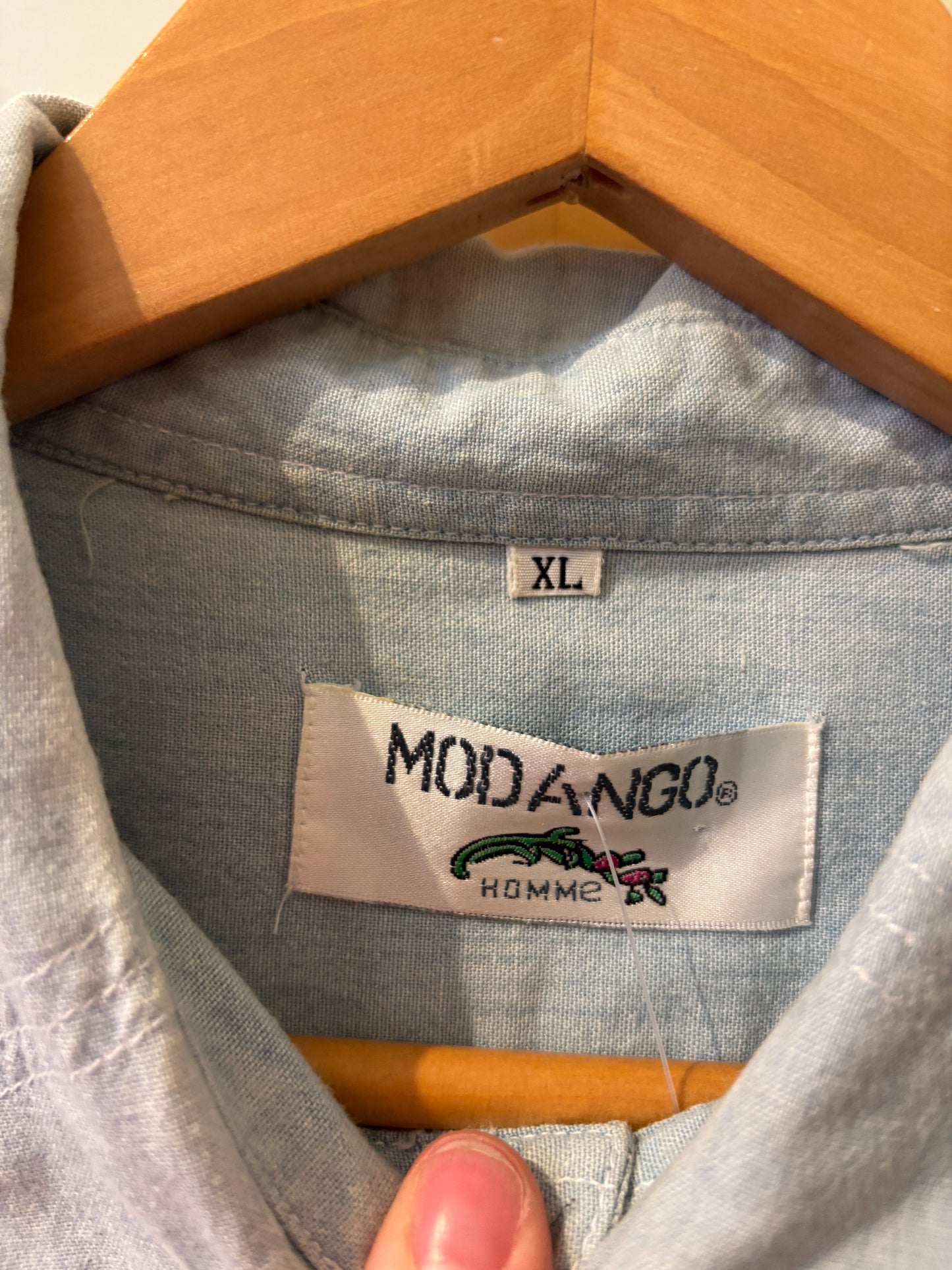 size XL light wash with embroidered dogs VINTAGE Modango Homme shirt - button up