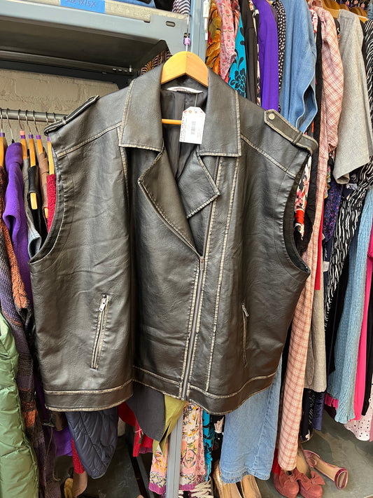 size 28/30 black PLEATHER Studio Untold vest - moto