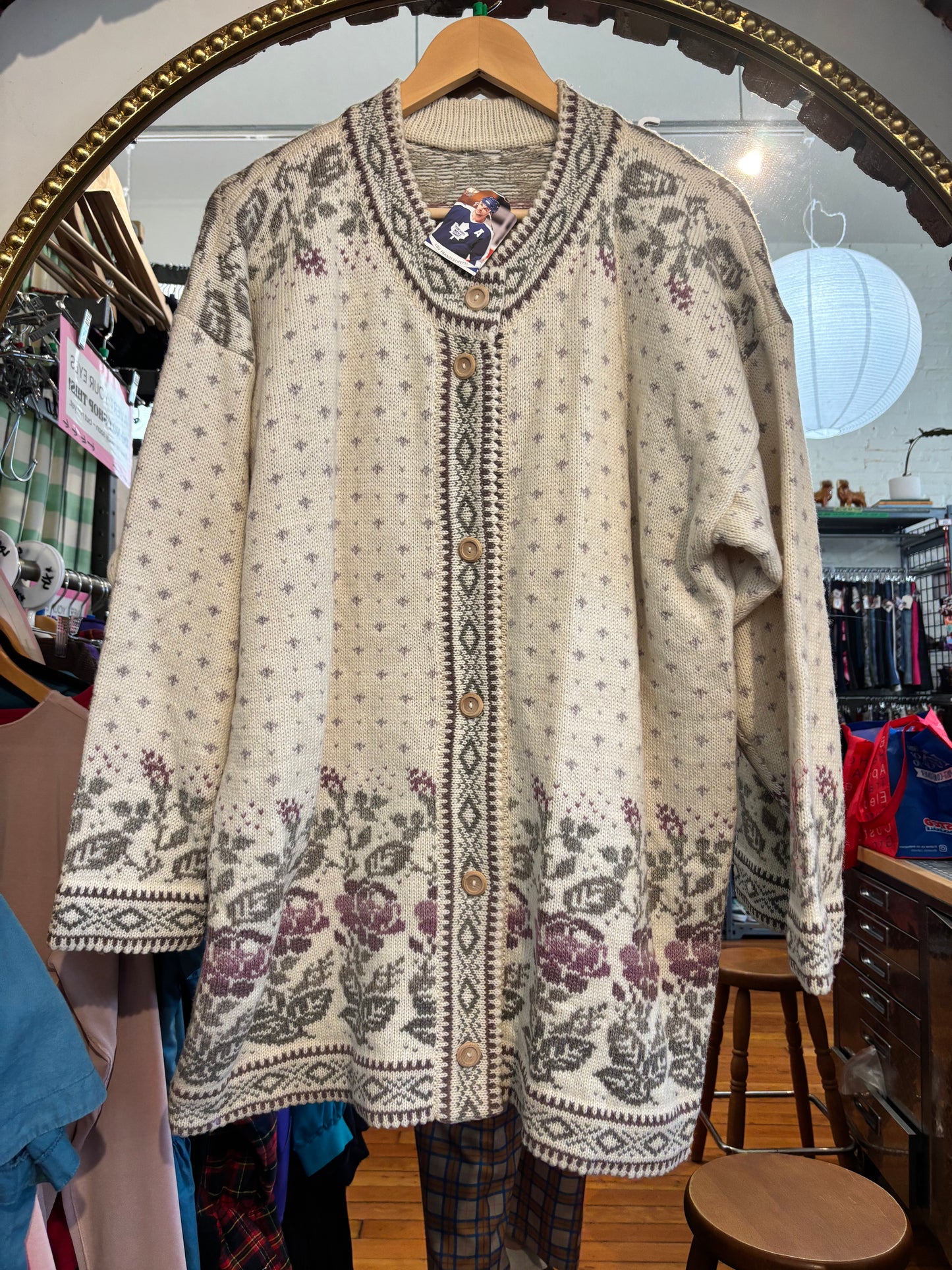 size XL-FLEX cream with roses VINTAGE made in estonia cardigan - 100% wool