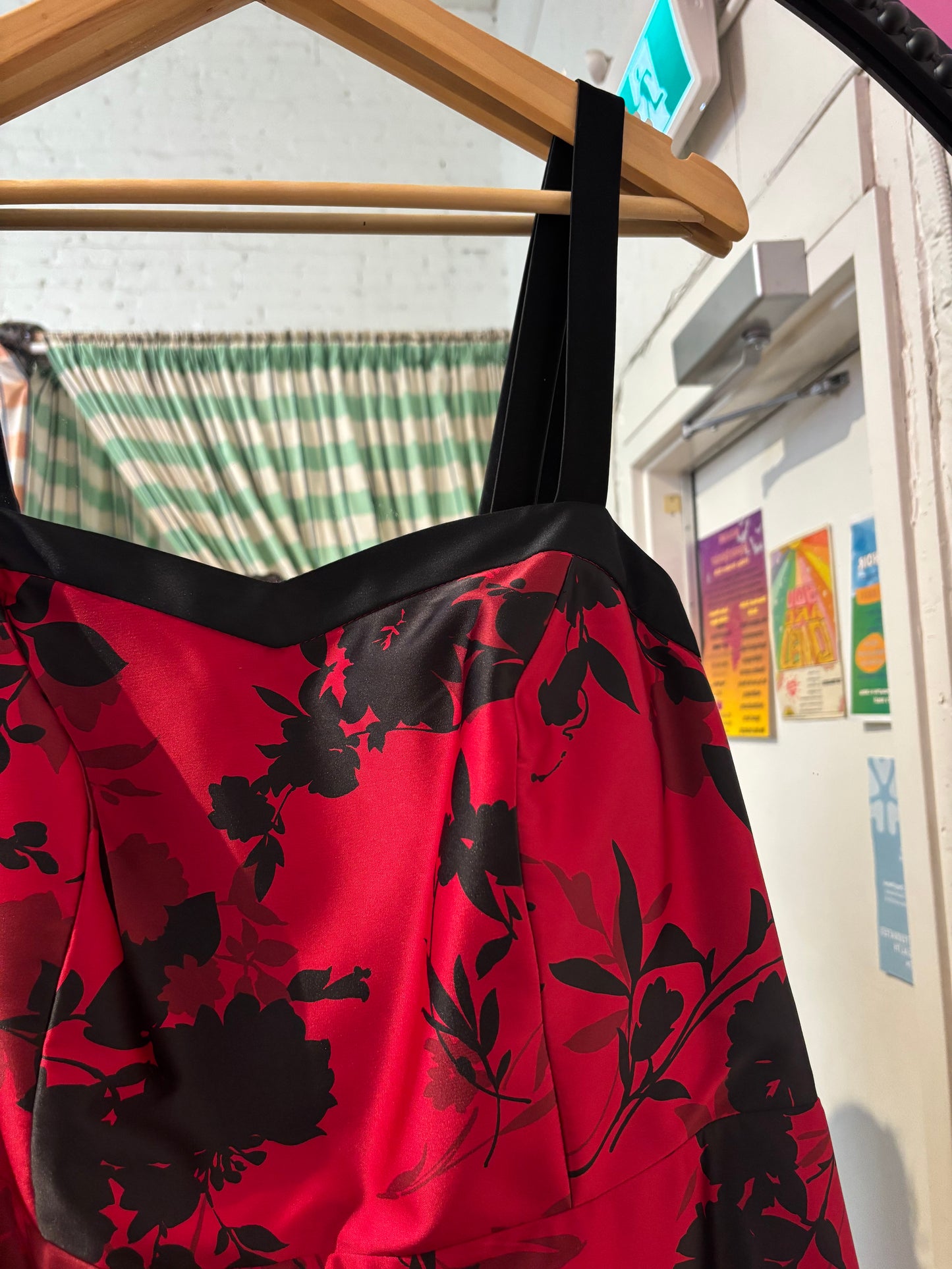 size 18 red and black satin R&K woman dress - cocktail