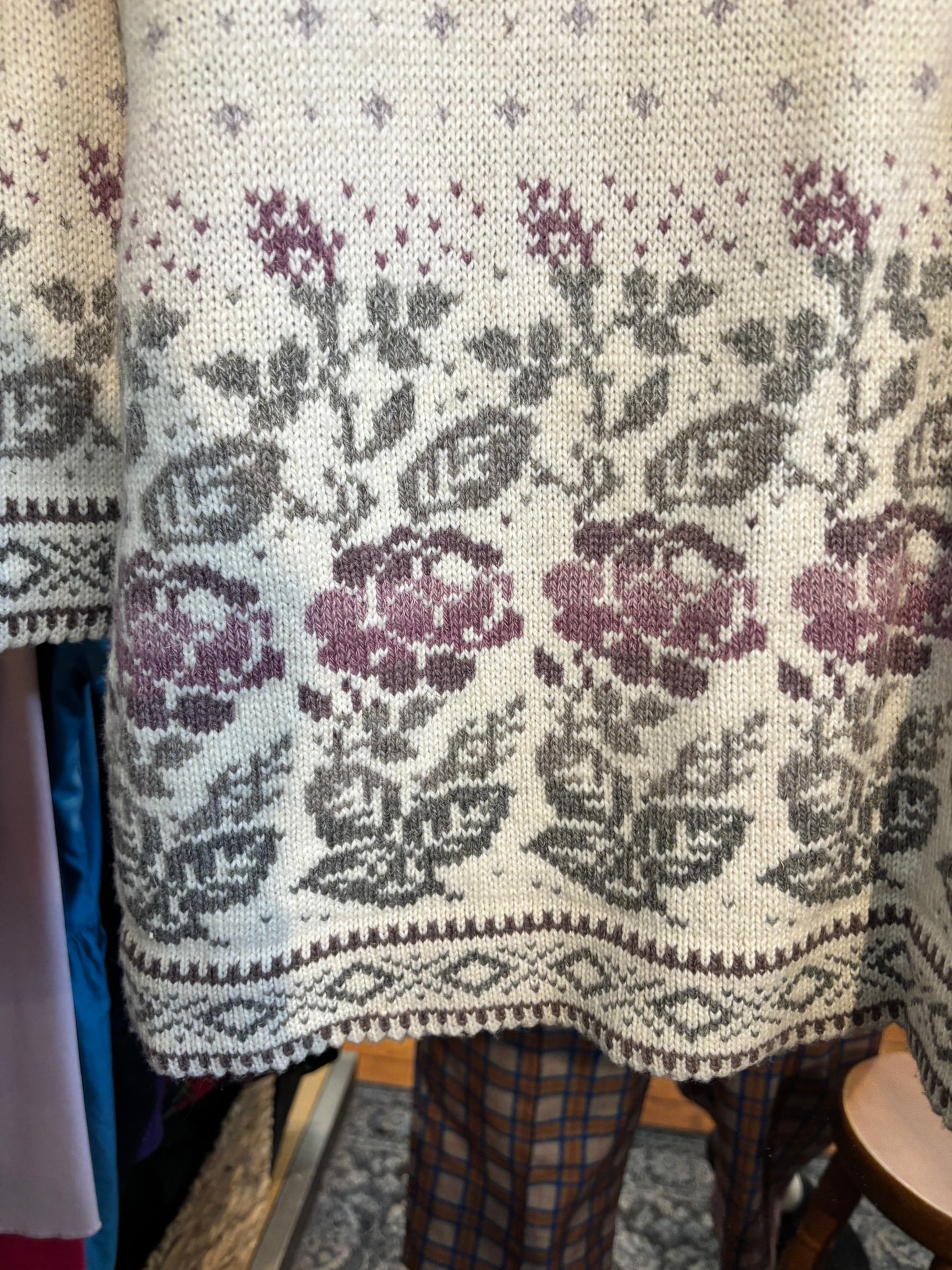 size XL-FLEX cream with roses VINTAGE made in estonia cardigan - 100% wool