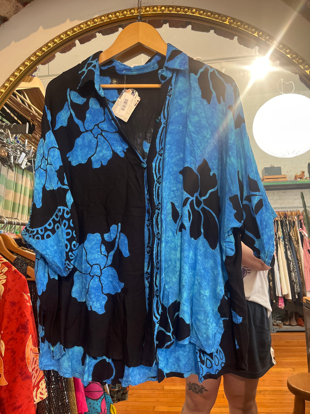 size 1Xish black blue rayon VINTAGE Fengy top - button up