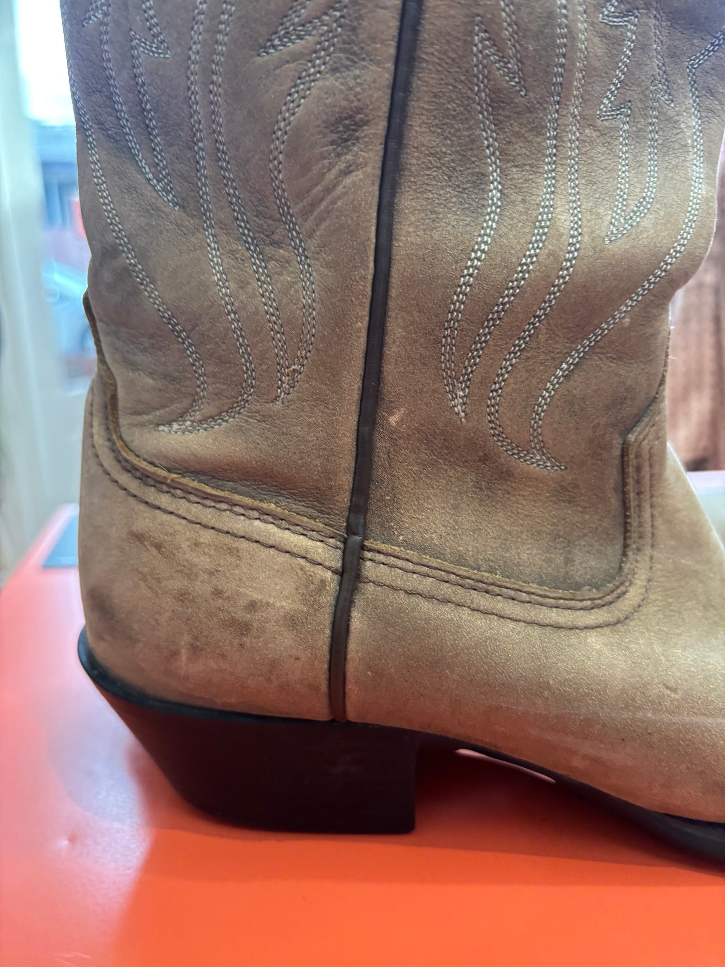 size distressed brown leather Ariat boots - cowboy