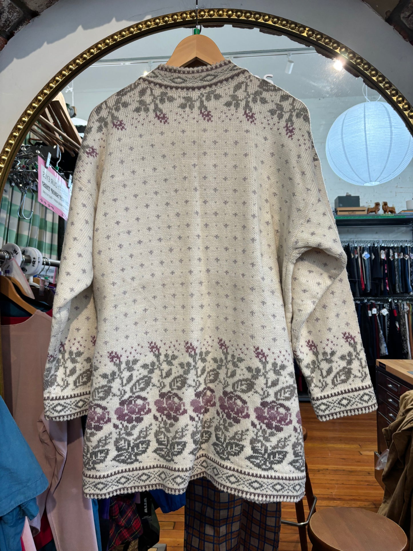 size XL-FLEX cream with roses VINTAGE made in estonia cardigan - 100% wool
