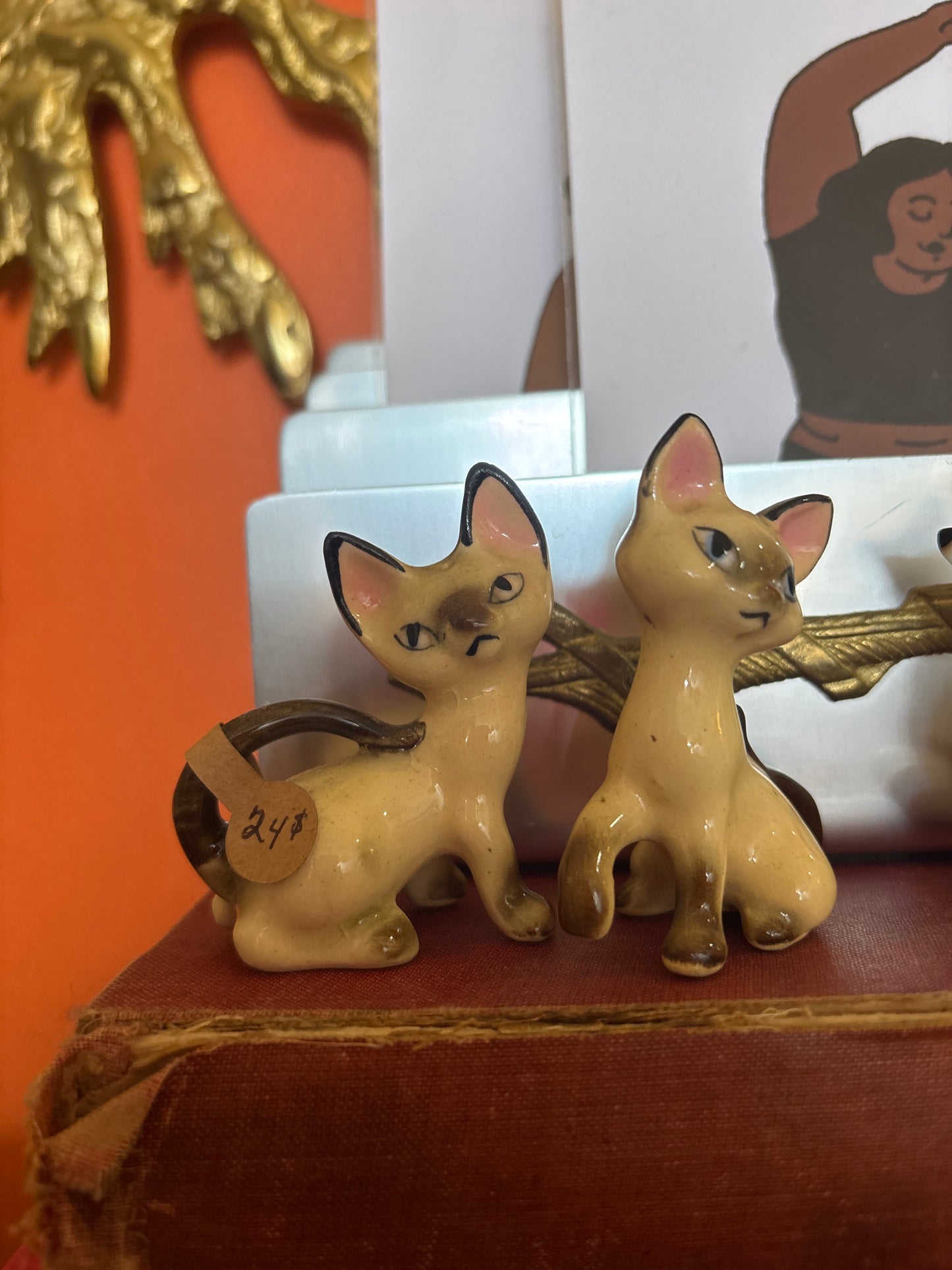 Porcelain puss salt and pepper shaker