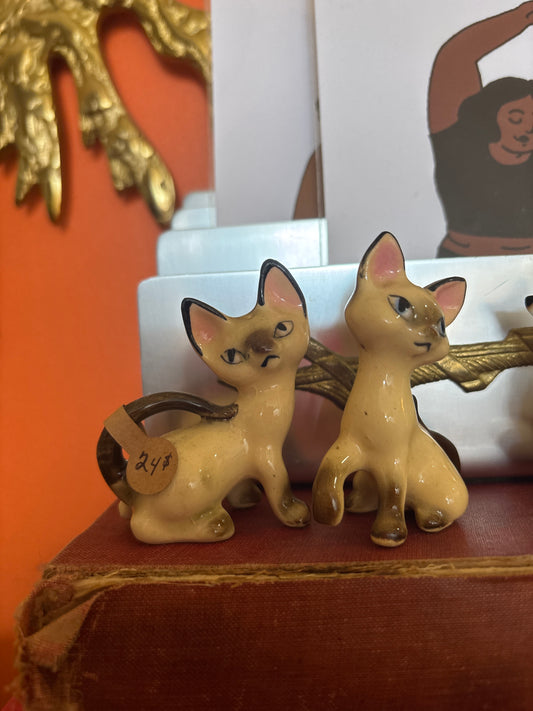 Porcelain puss salt and pepper shaker
